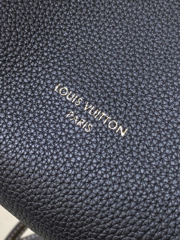 L X V Shoulder bag/handbag