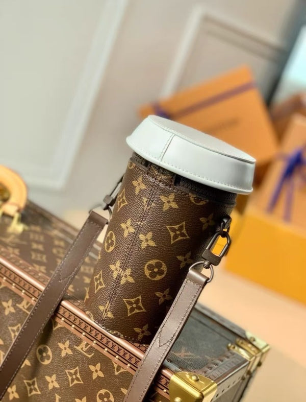 L X V Shoulder bag