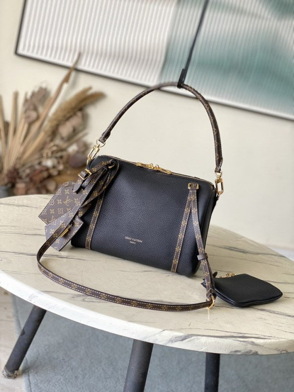 L X V Shoulder bag/handbag