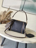 L X V Shoulder bag/handbag
