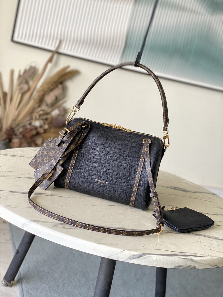 L X V Shoulder bag/handbag