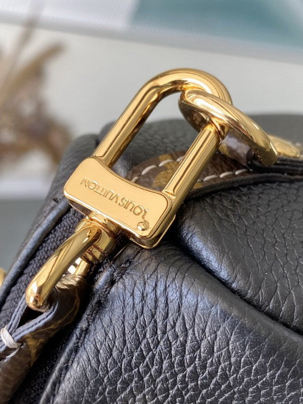 L X V Shoulder bag/handbag