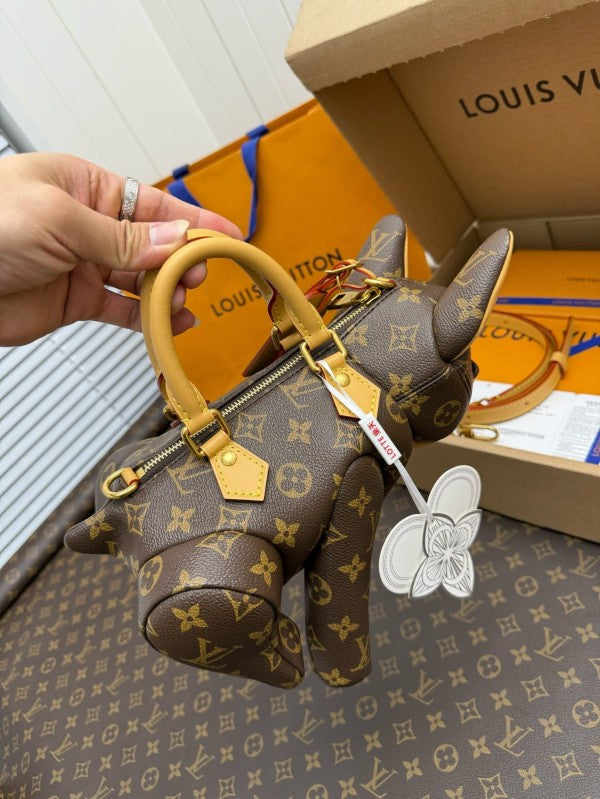 L X V's new season POOCH BAG handbag M12617