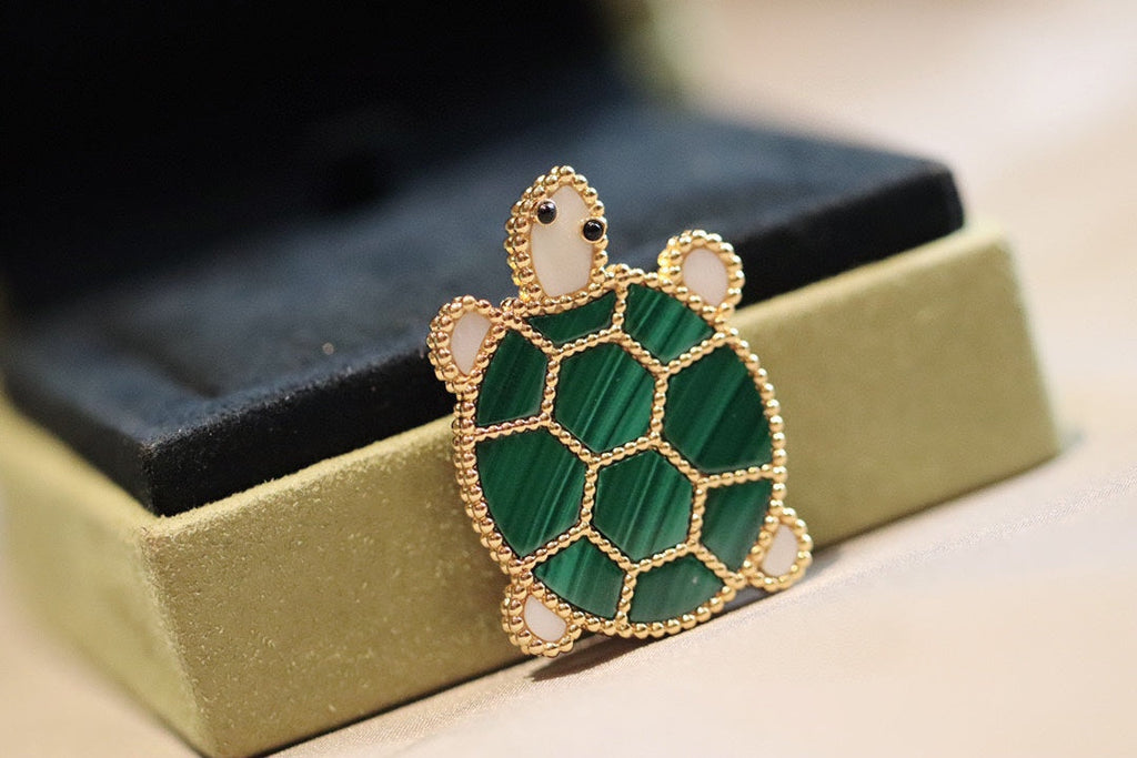 VCA Brooch 02