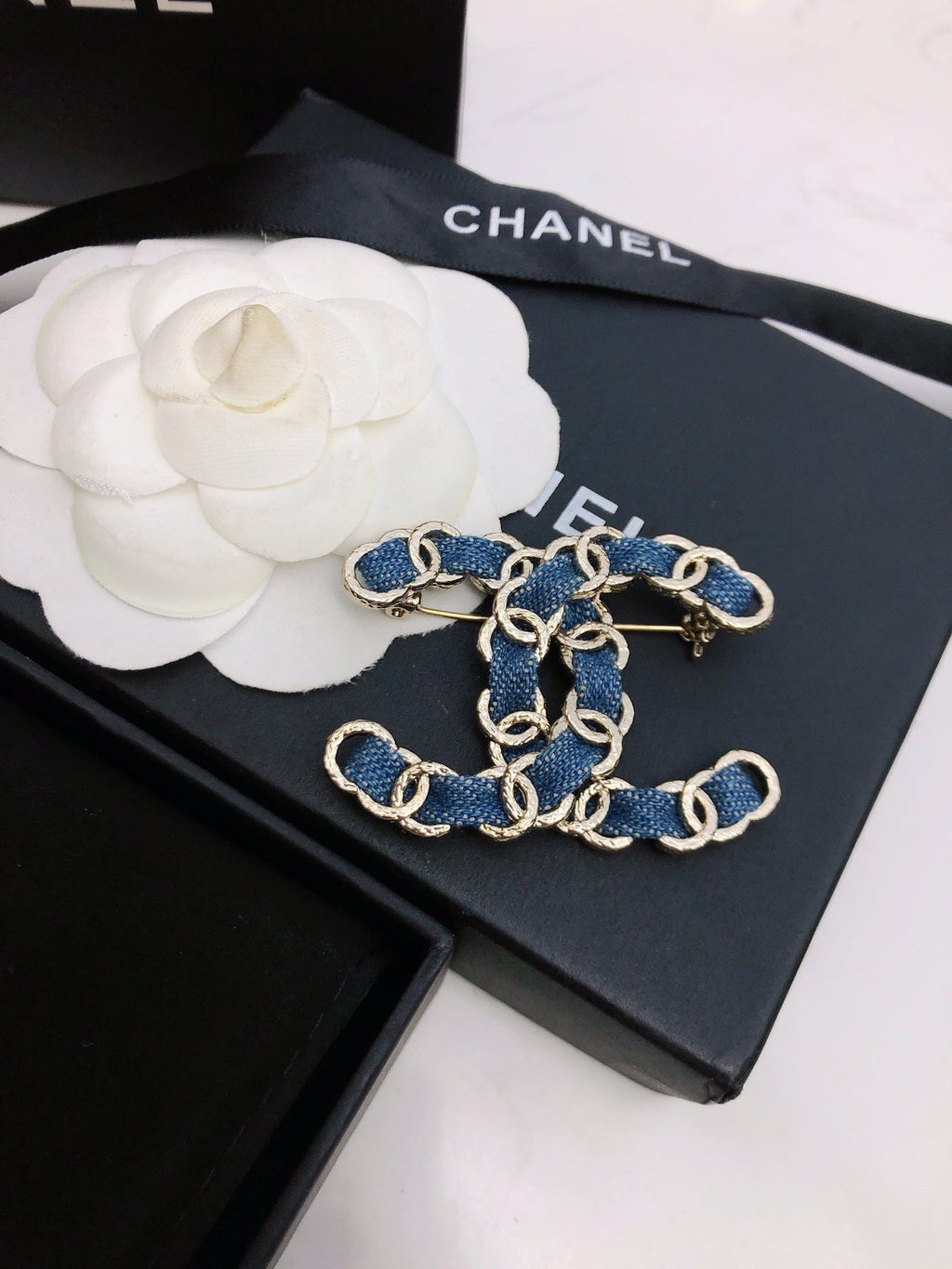 DOUBLE C BROOCH IN GOLD METAL WITH BLUE DENIM THREADED CHAIN