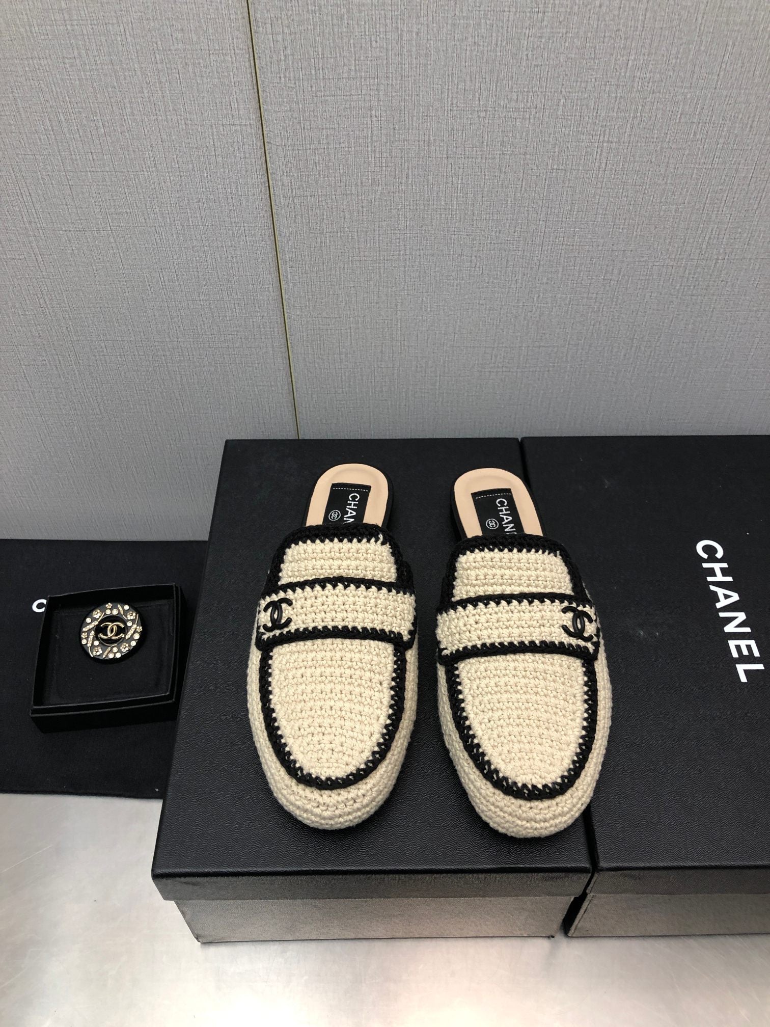 HALF-MULES IN CREAM WOOL WOVEN