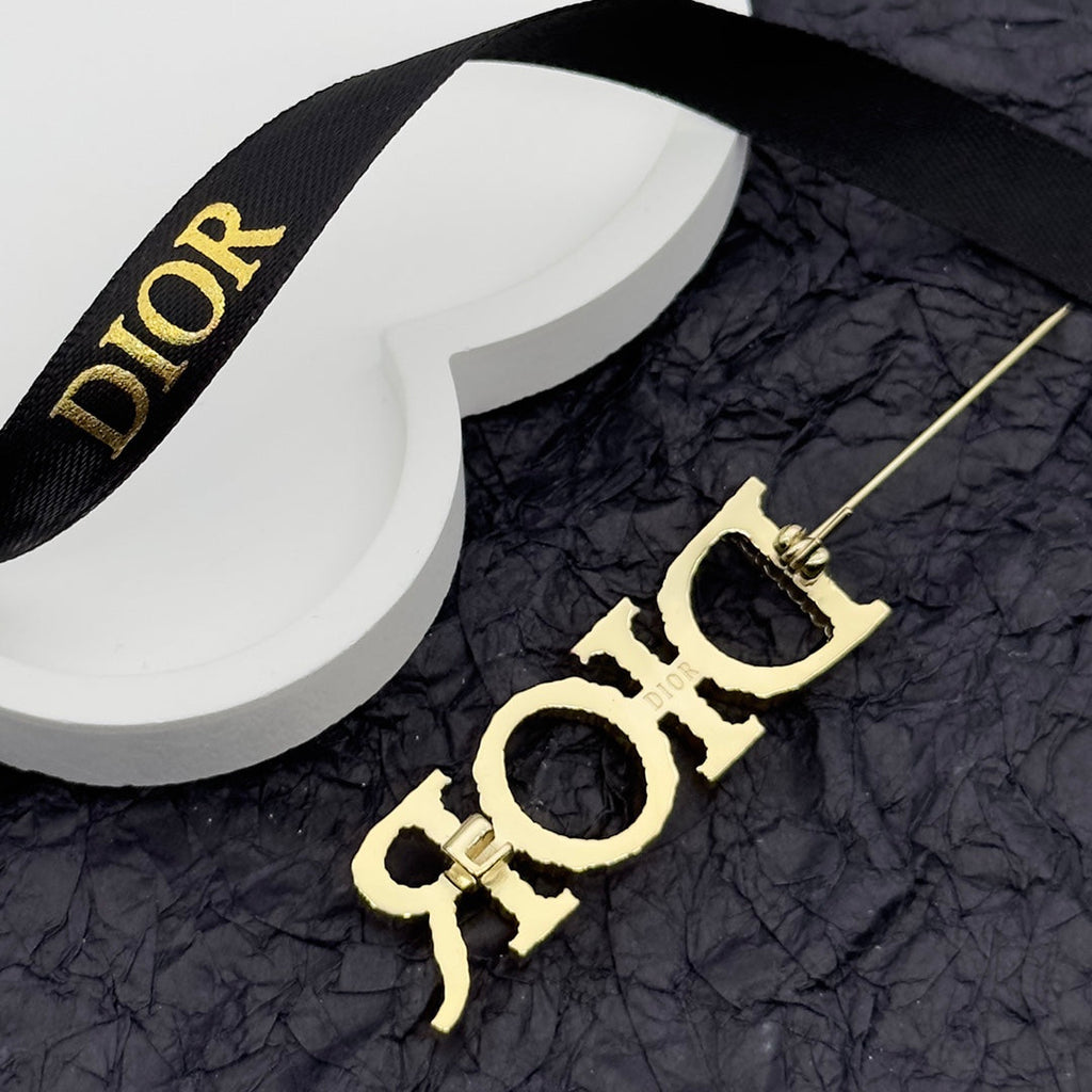 CD Brooch 172614