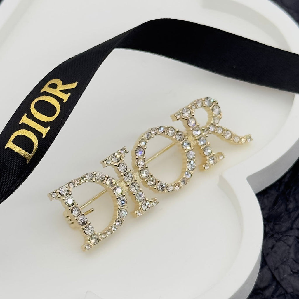 CD Brooch 172614