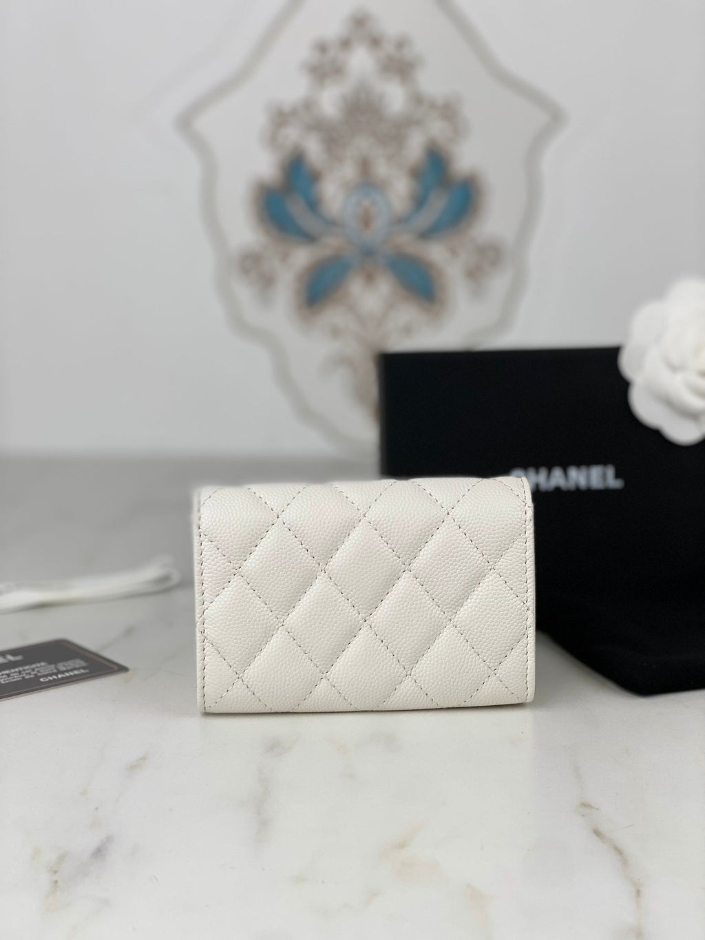 CC FLAP CARD HOLDER 11 WHITE GRAINED CALFSKIN GOLD ICON