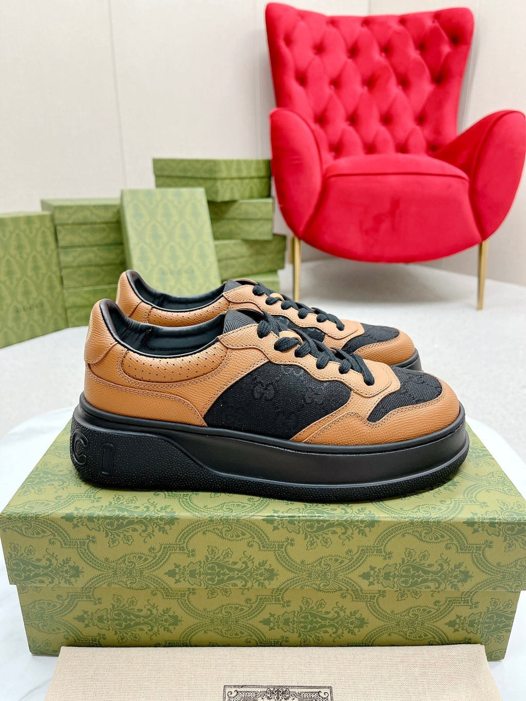GG TRAINER BLACK AND TAWNY CALFSKIN