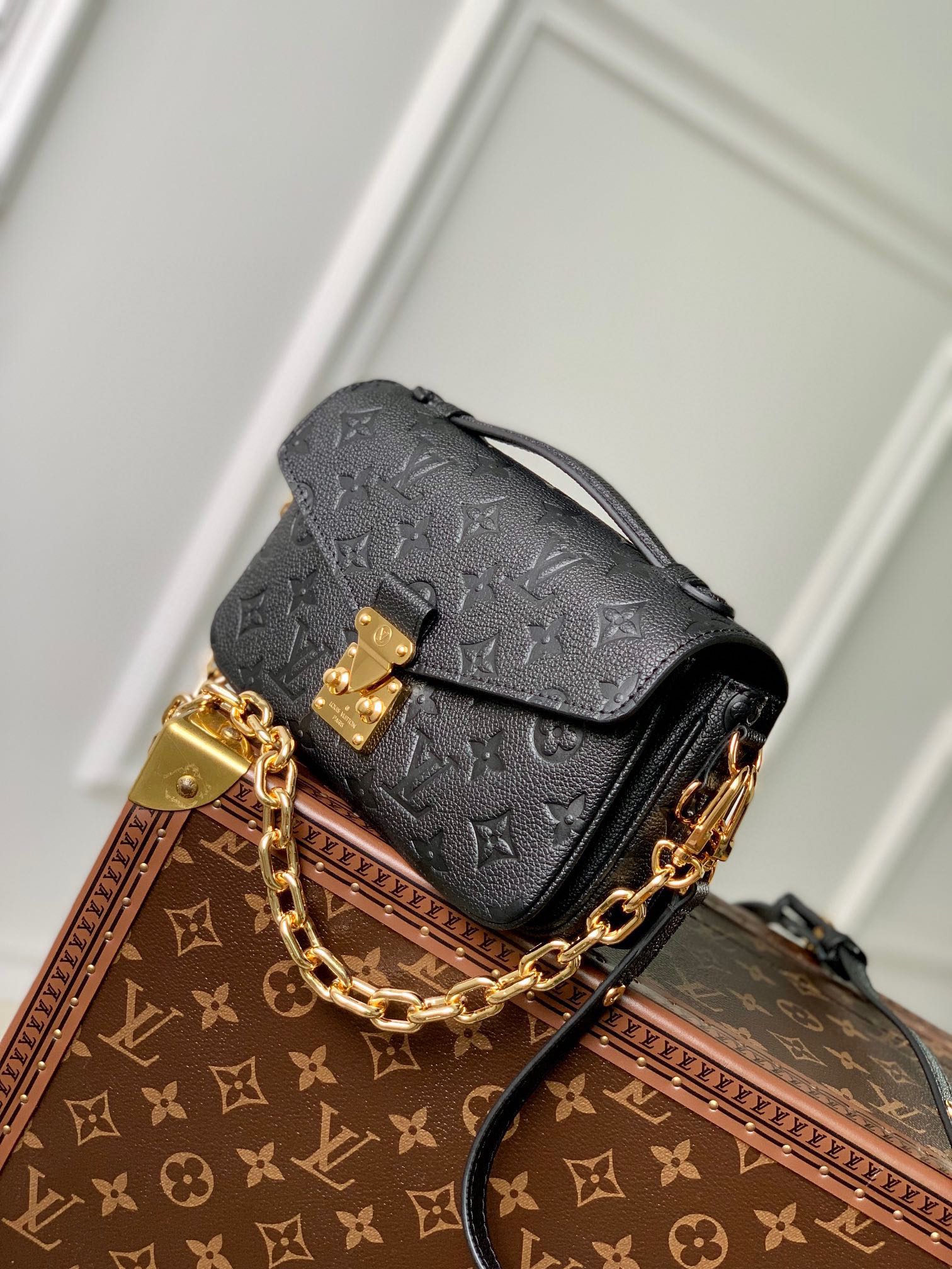 POCHETTE MÉTIS EAST WEST 21 IN GUN METAL EMBOSSED CALFSKIN GOLD HARDWARE