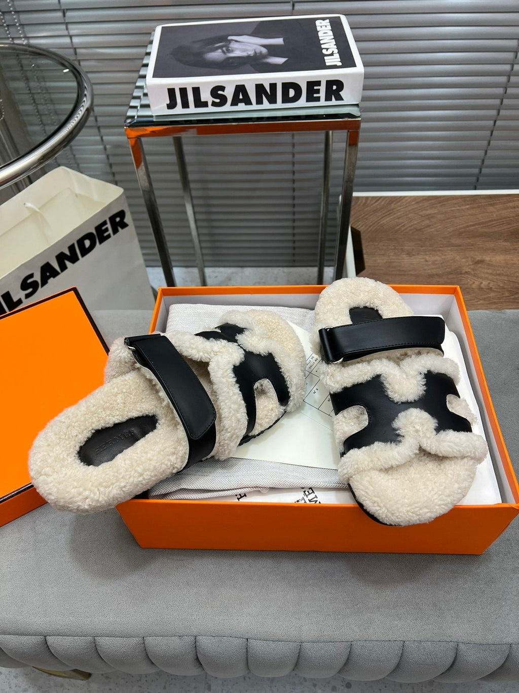 CHYPRE SLIPPERS IN BEIGE LAMB WOOL AND BLACK CALFSKIN