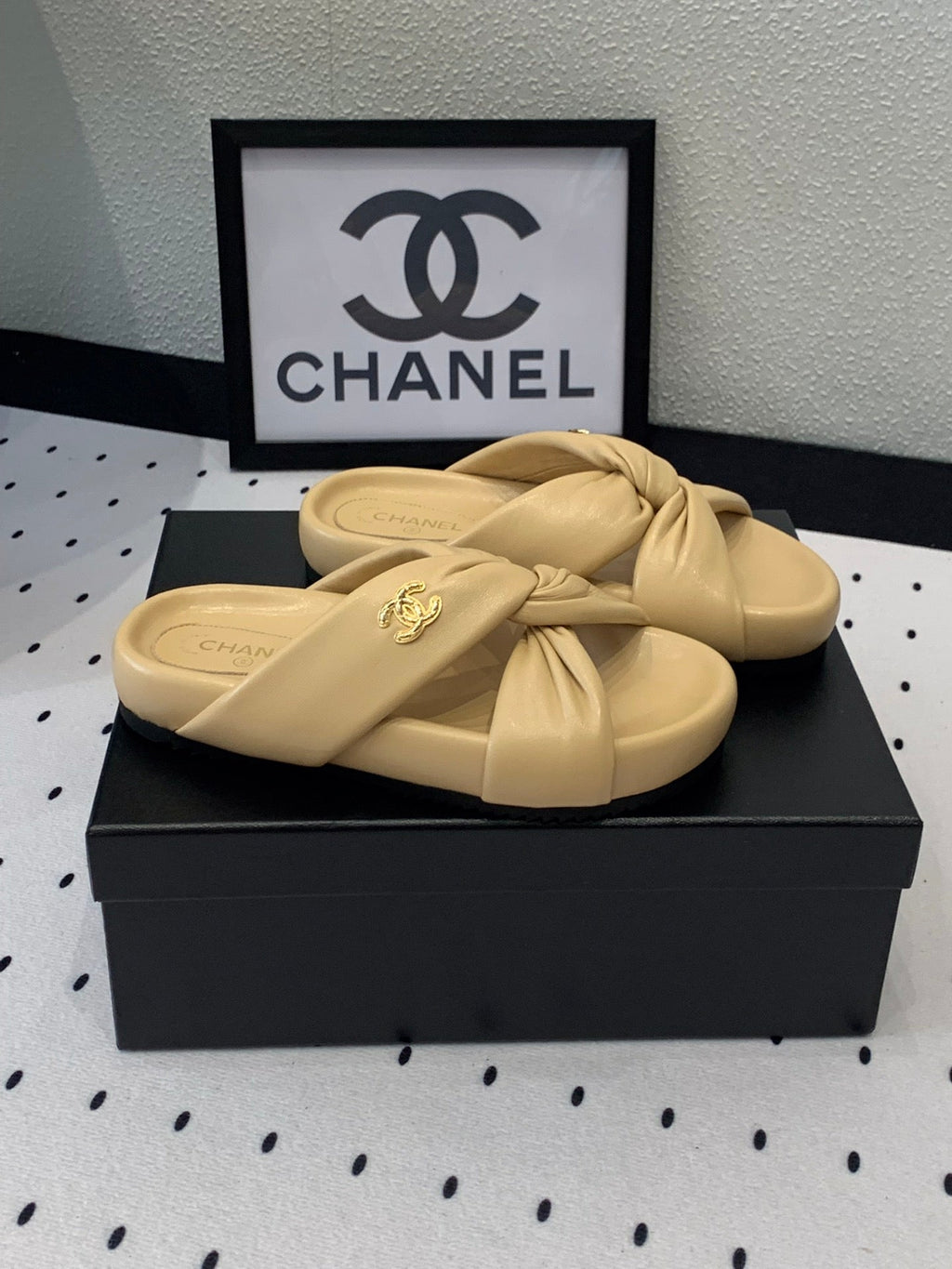 TWISTED SLIPPERS IN DARK CREAM LAMBSKIN