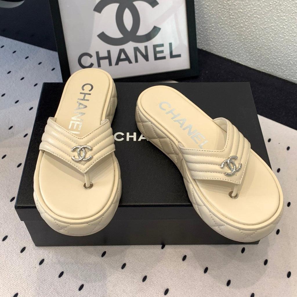 CC Thong Slippers In Ivory White Lambskin 147047