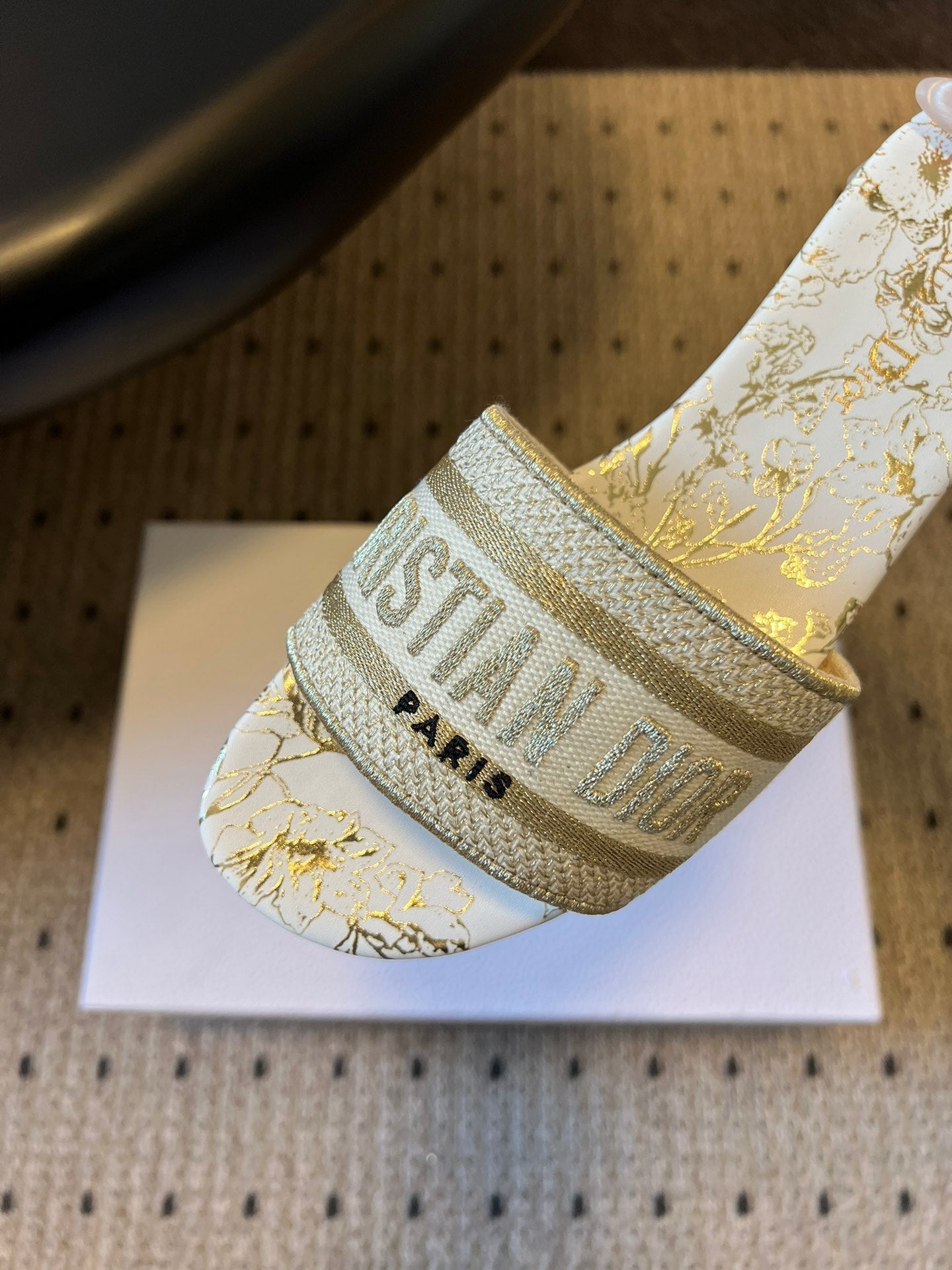 DIOR 26S DWAY SLIDE COTTON EMBROIDERED IN WHITE AND GOLD FLORAL MOTIF