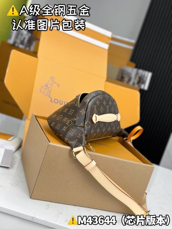 L X V Pockets M43644 37x14x13cm