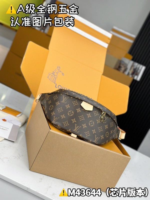 L X V Pockets M43644 37x14x13cm