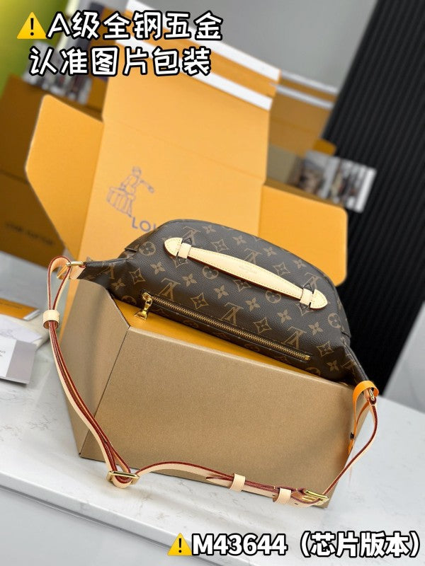 L X V Pockets M43644 37x14x13cm
