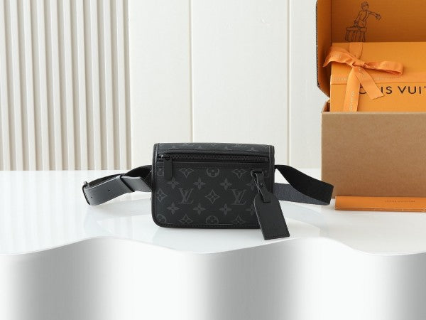 L X V Messenger Bags M12599 19x12x7cm