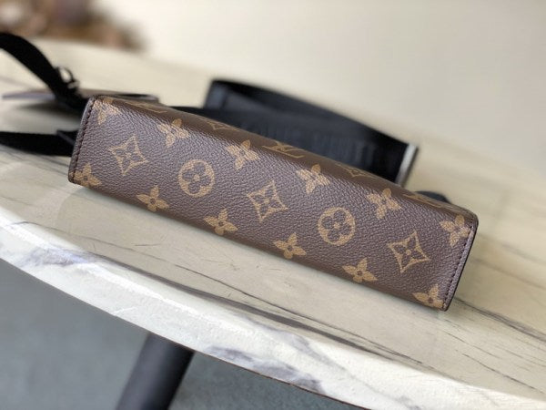 L X V Messenger Bags/Shoulder bag 22x14.5x4.5cm