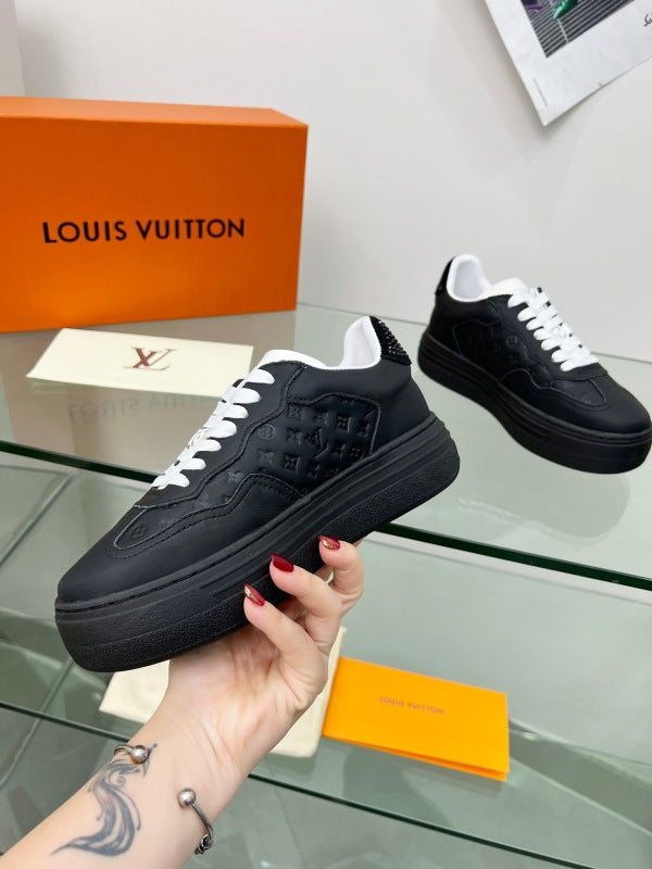L X V Groovy  SNEAKERS