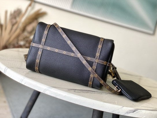 L X V Shoulder bag/handbag