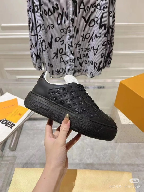 L X V Groovy  SNEAKERS