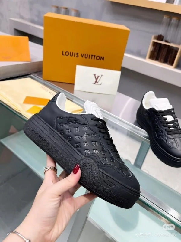 L X V Groovy  SNEAKERS