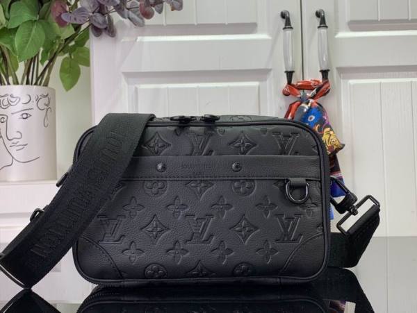 L X V  Messenger Bags 24x16x8cm