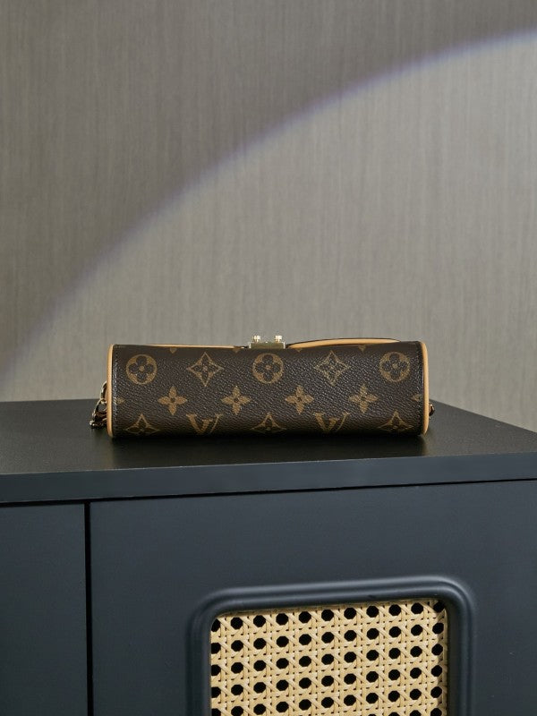 L X V Pochette Clle M13566 11x6x20.5cm