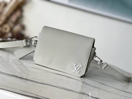 L X V  Messenger Bags 17.3x12x7cm