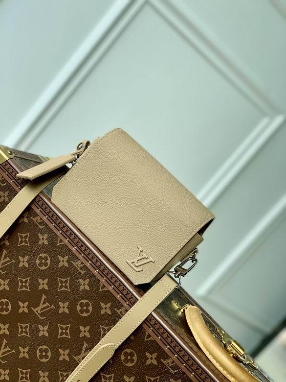 L X V  Messenger Bags 17.3x12x7cm