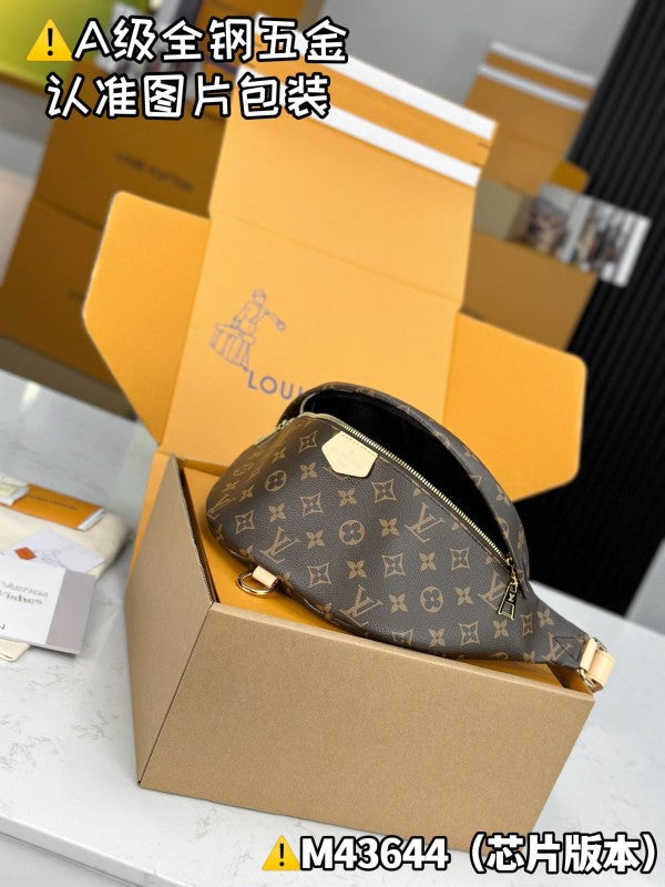 L X V Pockets M43644 37x14x13cm