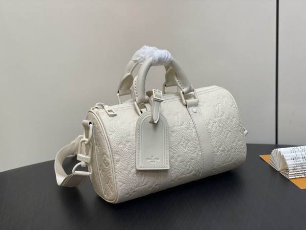 L X V travelling bag 25X15X15cm