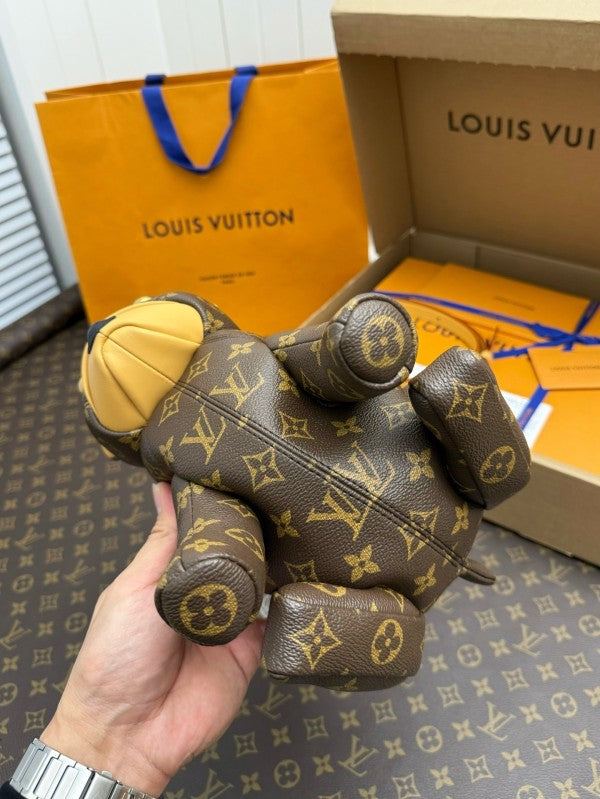 L X V's new season POOCH BAG handbag M12617