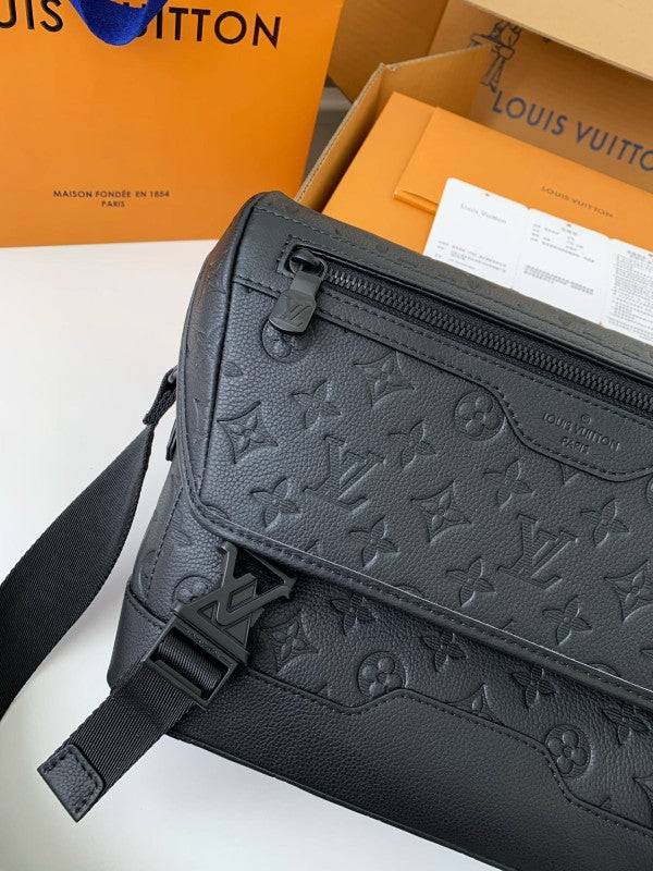 New L X V VOYAGER small men's messenger bag M25121 Size: 33*22.5*11cm