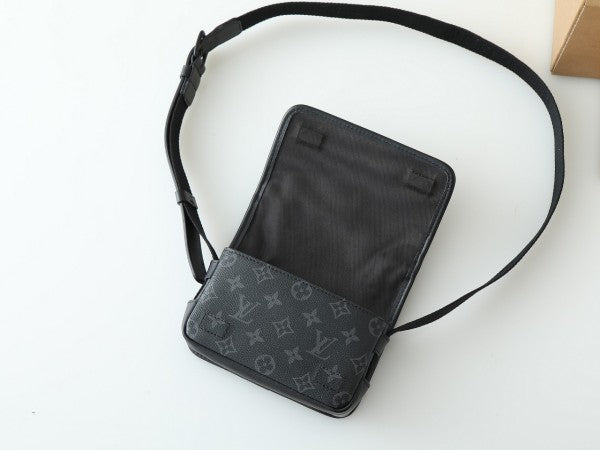 L X V Messenger Bags M12599 19x12x7cm