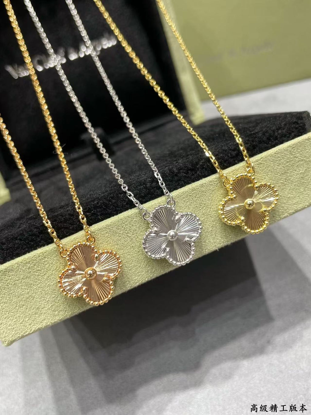 CLOVER MEDIUM SILVER NECKLACE
