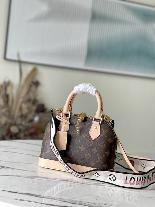 L X V Bag 23.5x17.5zx11.5cm
