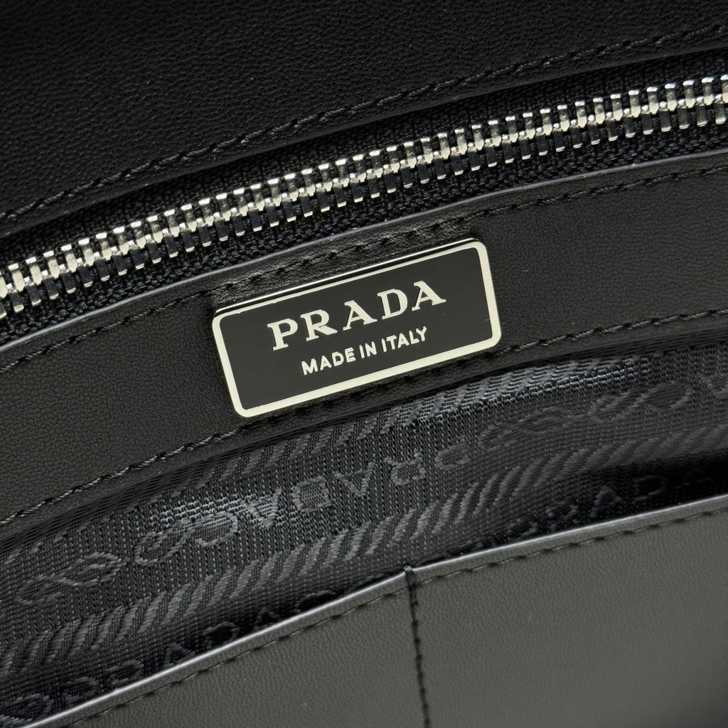 Prada 2026 Vitello Daino Messenger Bag Black Grained Calfskin