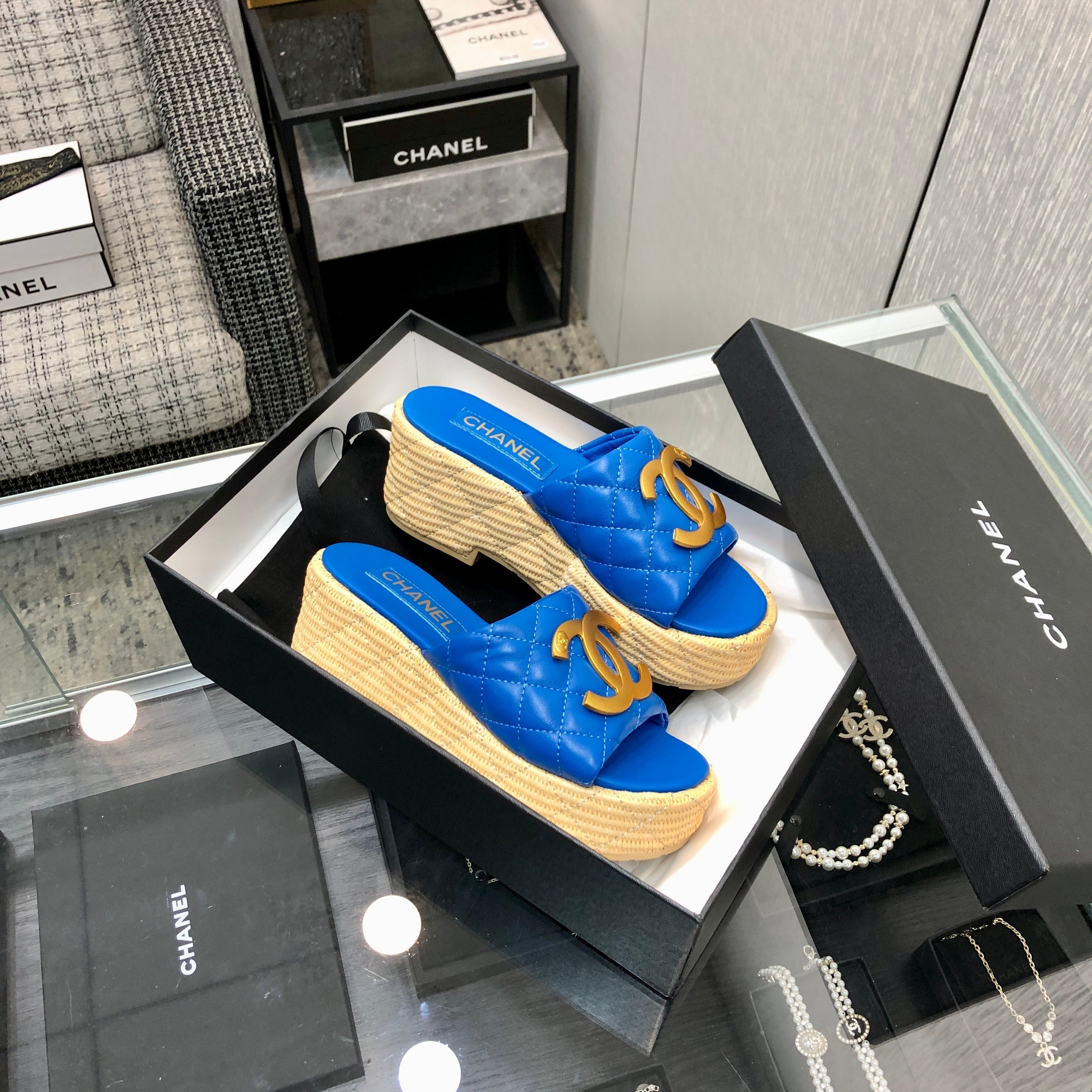 THICK SOLE WEDGE SLIPPERS IN COBALT BLUE LAMBSKIN AND BEIGE RUBBER