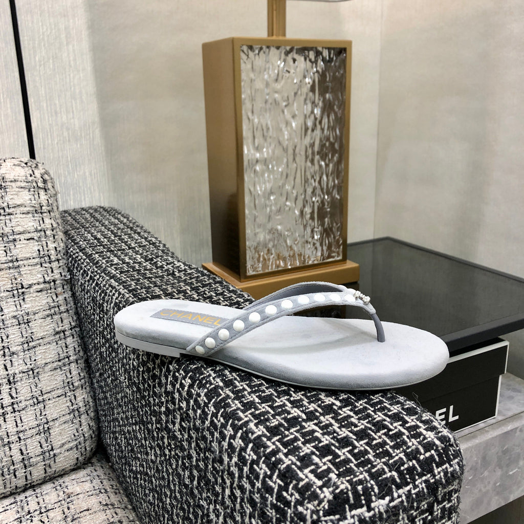 THONG SLIDE IN PALE GRAY SUEDE WITH WHITE DOT
