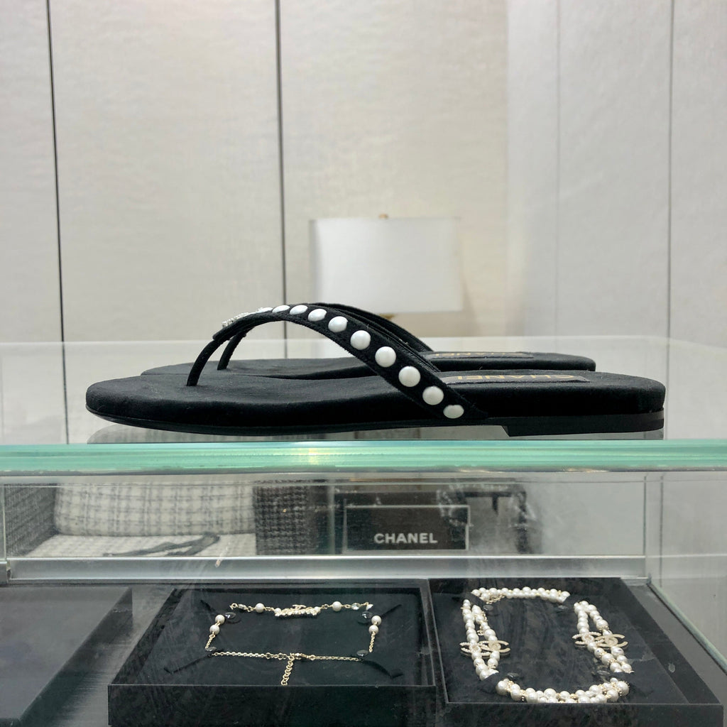 THONG SLIDE IN BLACK SUEDE WITH WHITE DOT