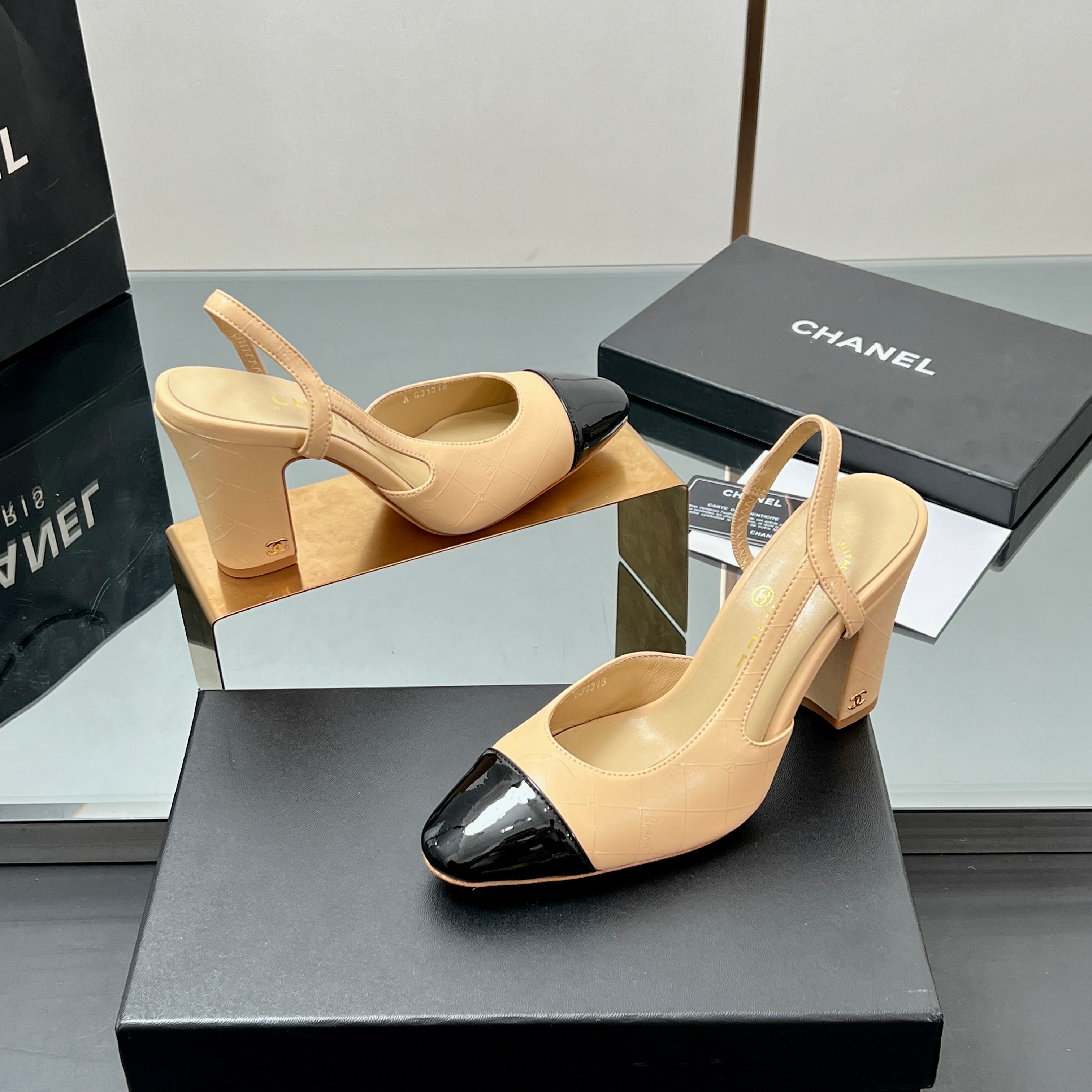CC SLINGBACK 25S 90 MM IN BEIGE LAMBSKIN AND BLACK GLOSSY LEATHER WITH CHECK PATTERN