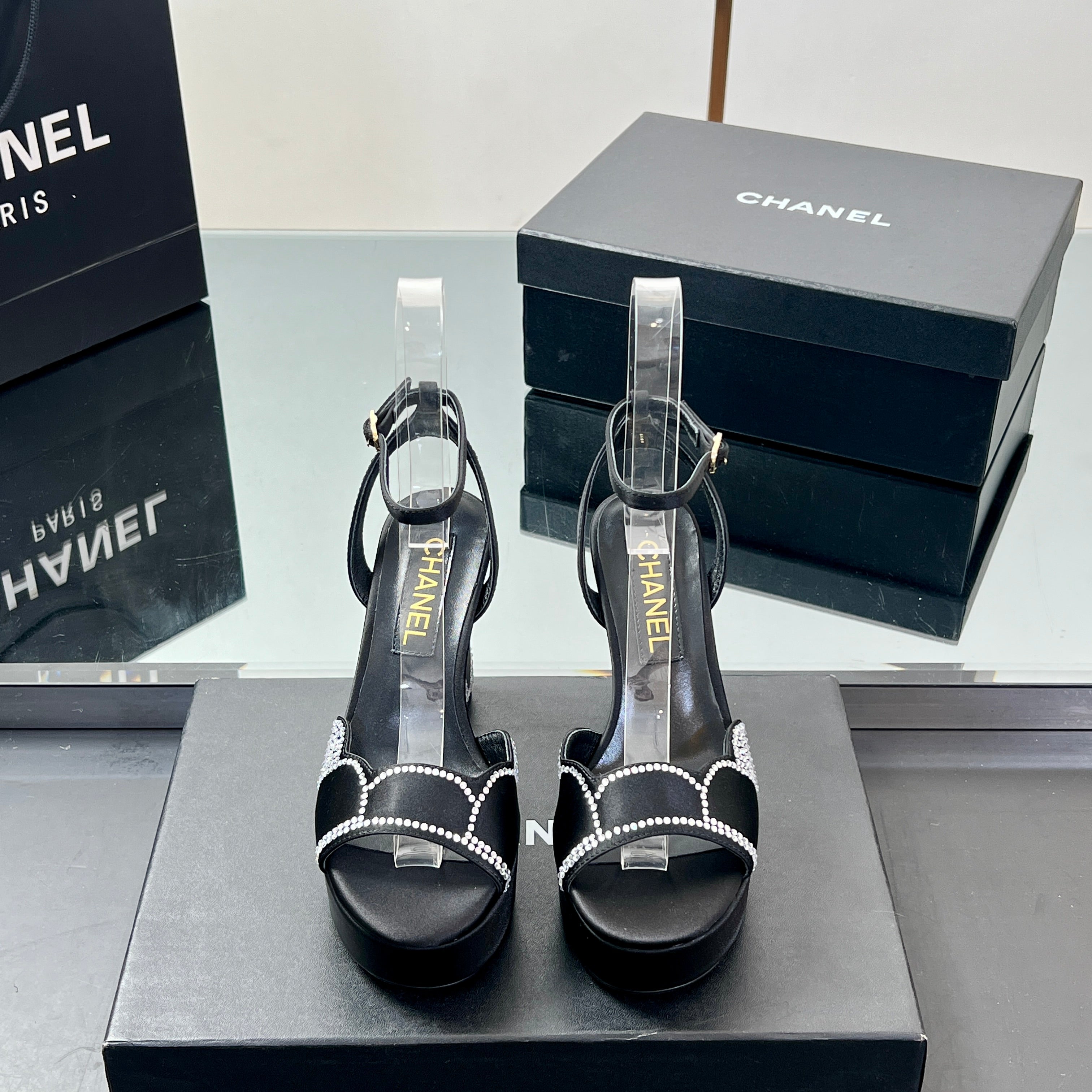 HIGH HEELS SANDAL 90 MM IN BLACK CALFSKIN AND STONE