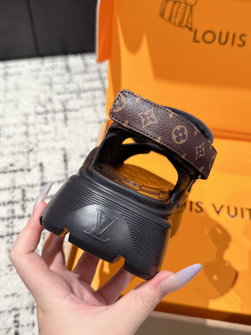 LV WEDGE SANDALS 25S 55 MM IN BLACK CALFSKIN