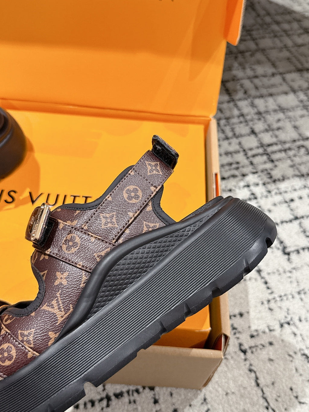 LV WEDGE SANDALS 25S 55 MM IN BROWN AND BLACK CALFSKIN WITH LOGO PATTERN