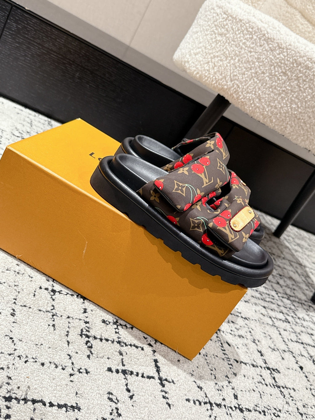 LV MIAMI-STYLE SANDALS 25S IN BROWN FABRIC AND BLACK CALFSKIN