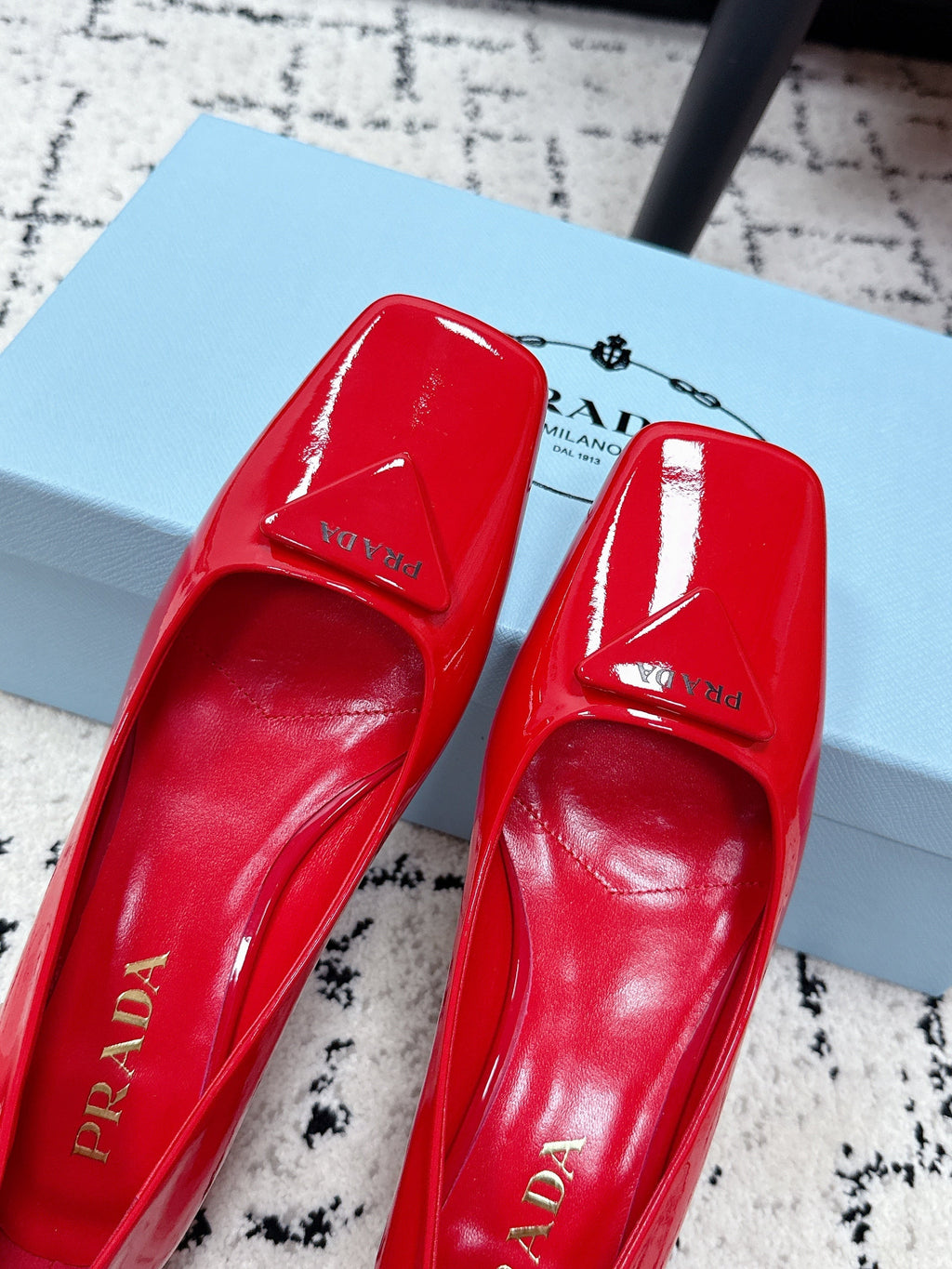 PRADA 26S SQUARE-TOE HIGH HEELS 35MM IN DARK RED PATENT CALFSKIN WITH LOGO