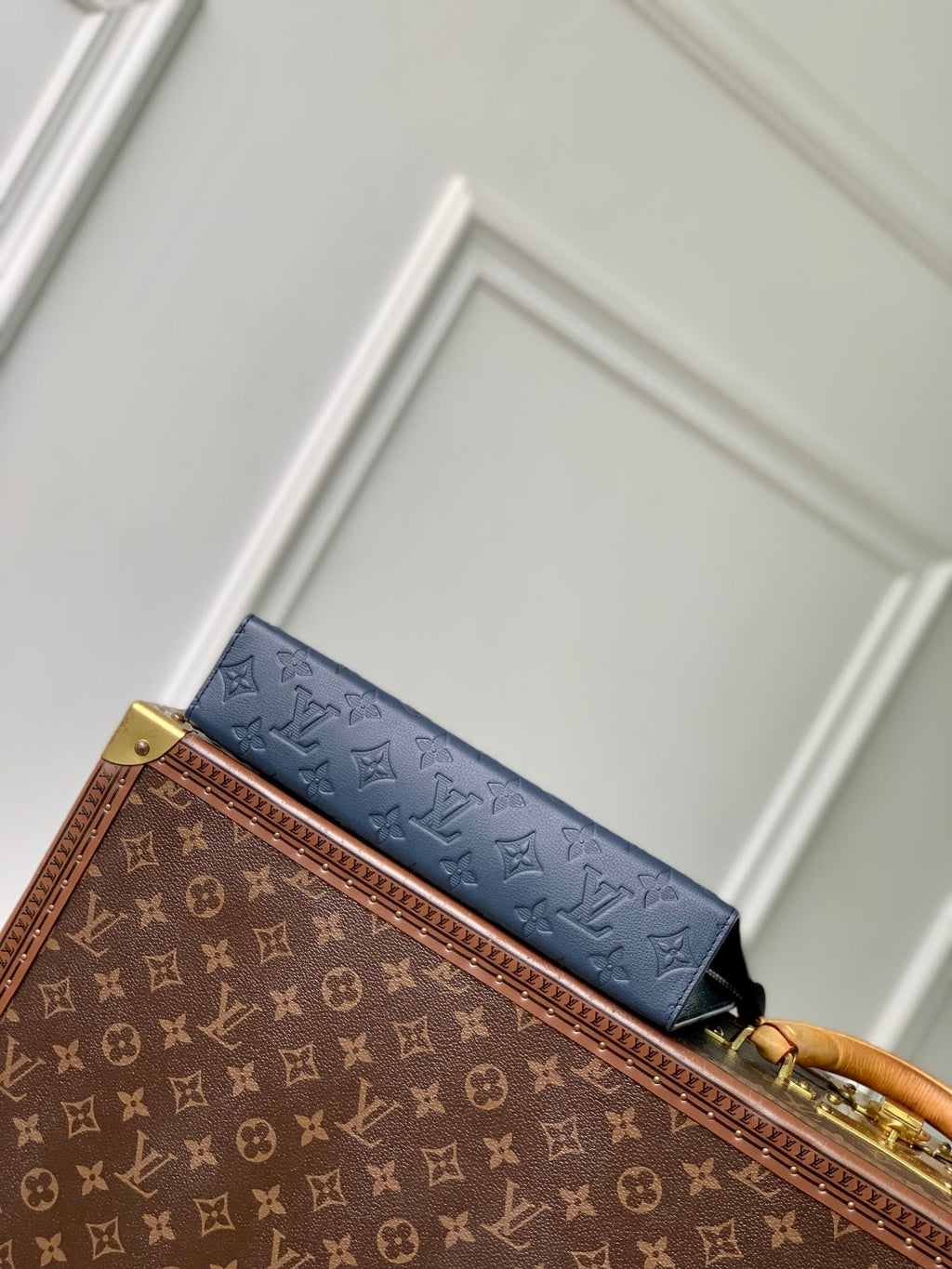 POCHETTE VOYAGE 27 IN DARK BLUE MONOGRAM ECLIPSE CALFSKIN EMBOSSED LOGO